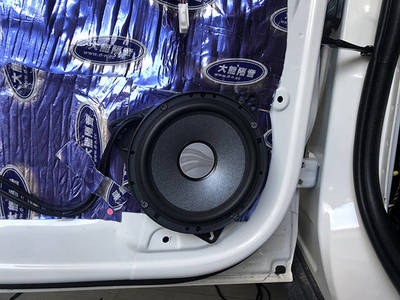 福特領(lǐng)界音響改裝德國(guó)彩虹喇叭+愛威備胎低音 深圳享聲汽車音響